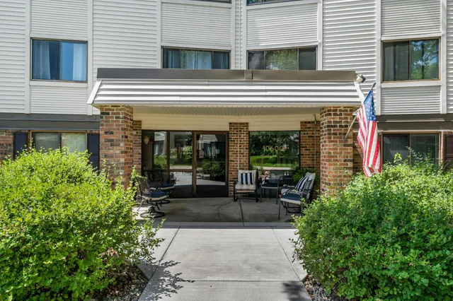 $174,900 | 10600 43rd Avenue North, Unit 203, Plymouth, MN 55442
