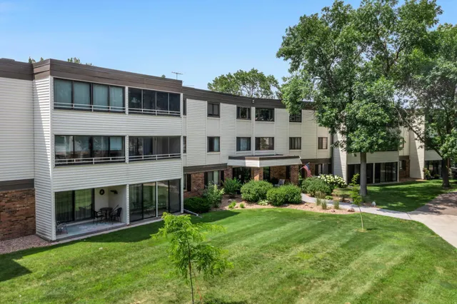 $174,900 | 10600 43rd Avenue North, Unit 203, Plymouth, MN 55442