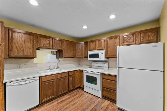 $174,900 | 10600 43rd Avenue North, Unit 203, Plymouth, MN 55442