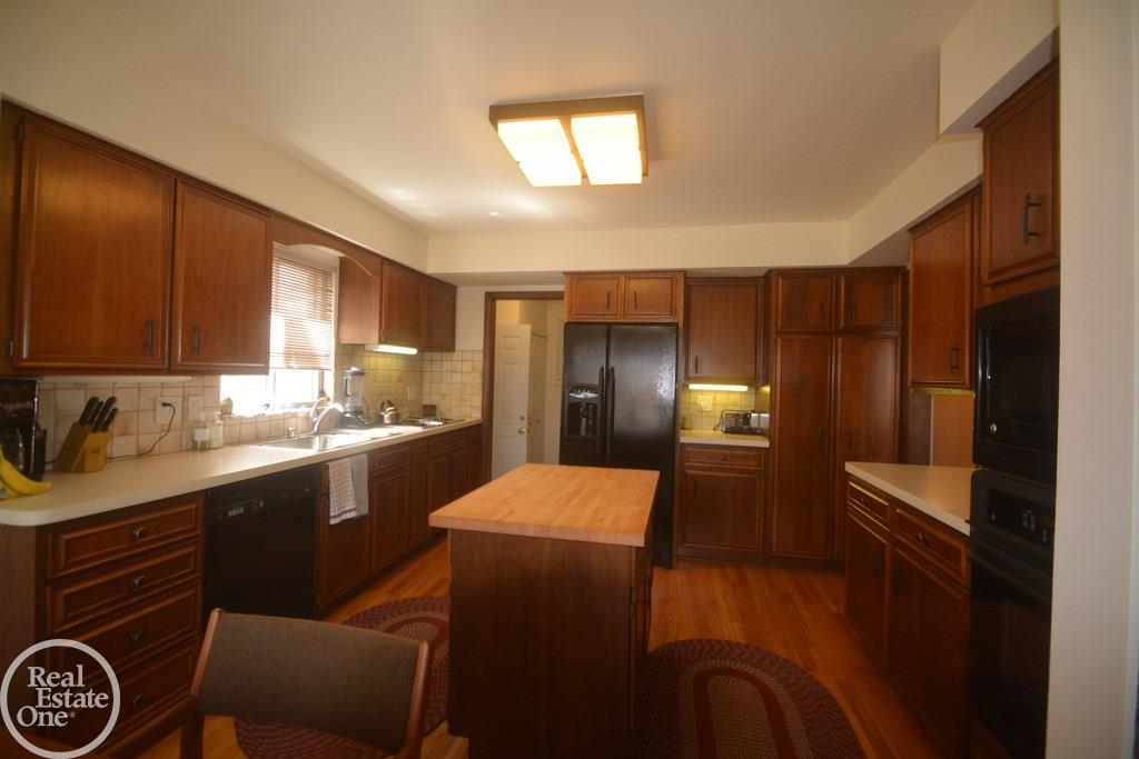 1225 Shenandoah Drive Rochester, MI 48306 - Photo 3 of 9 31242940-2.JPG