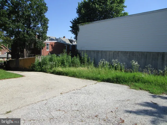 a view of a back yard