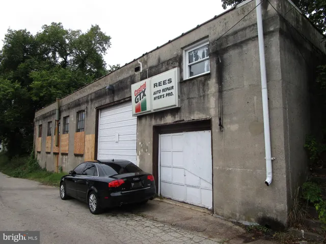 a view of a car in front of a house