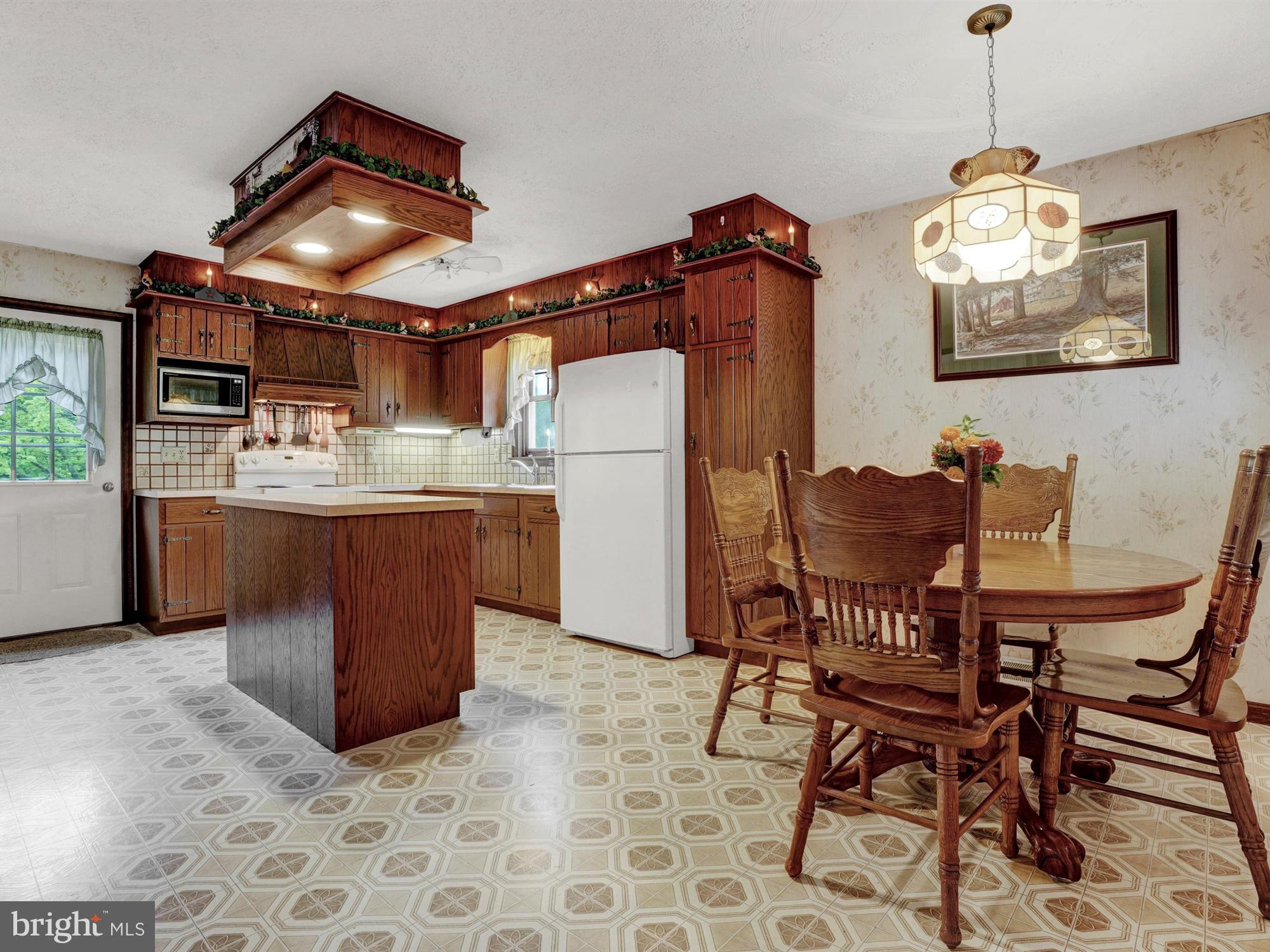 573 Gehman School Road Denver, PA 17517 - Photo 10 of 39 Kitchen / Dining Area