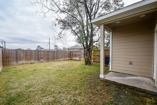 a house view with backyard space