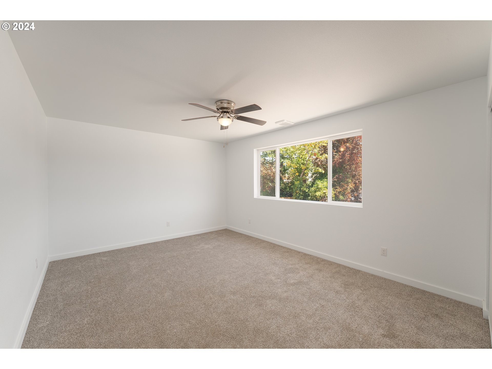 1237 Southeast Washington Avenue Roseburg, OR 97470 - Photo 22 of 28 a view of an empty room with a window