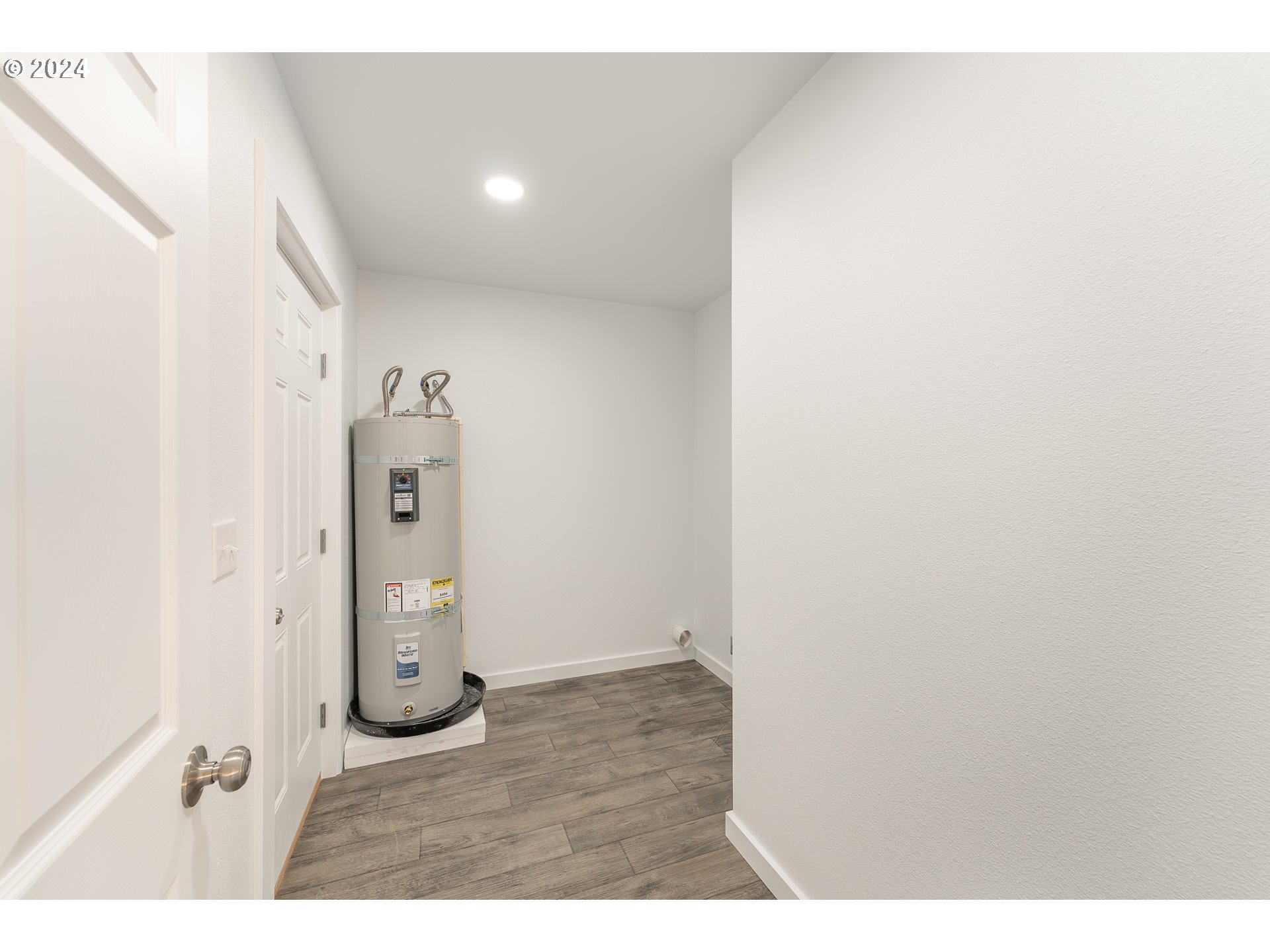 1237 Southeast Washington Avenue Roseburg, OR 97470 - Photo 25 of 28 a view of an empty room