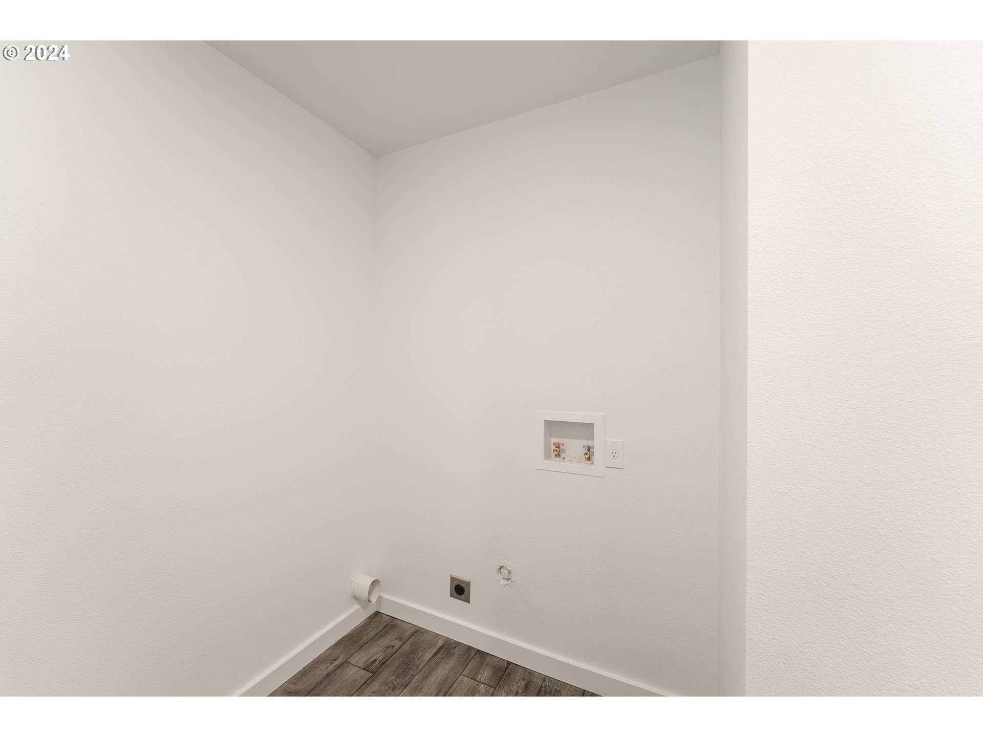 1237 Southeast Washington Avenue Roseburg, OR 97470 - Photo 26 of 28 a view of wooden floor