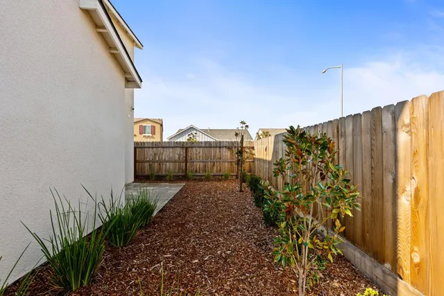 $362,990 | 6572 East Cresthaven Drive, Fresno, CA 93727