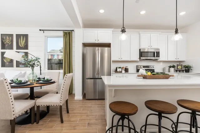 $362,990 | 6572 East Cresthaven Drive, Fresno, CA 93727