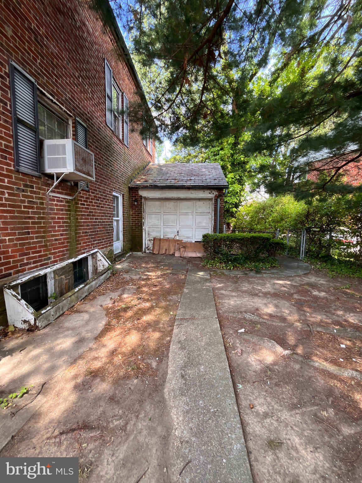 5906 Ayleshire Road Baltimore, MD 21239 - Photo 31 of 41 Side entrance and attached garage.