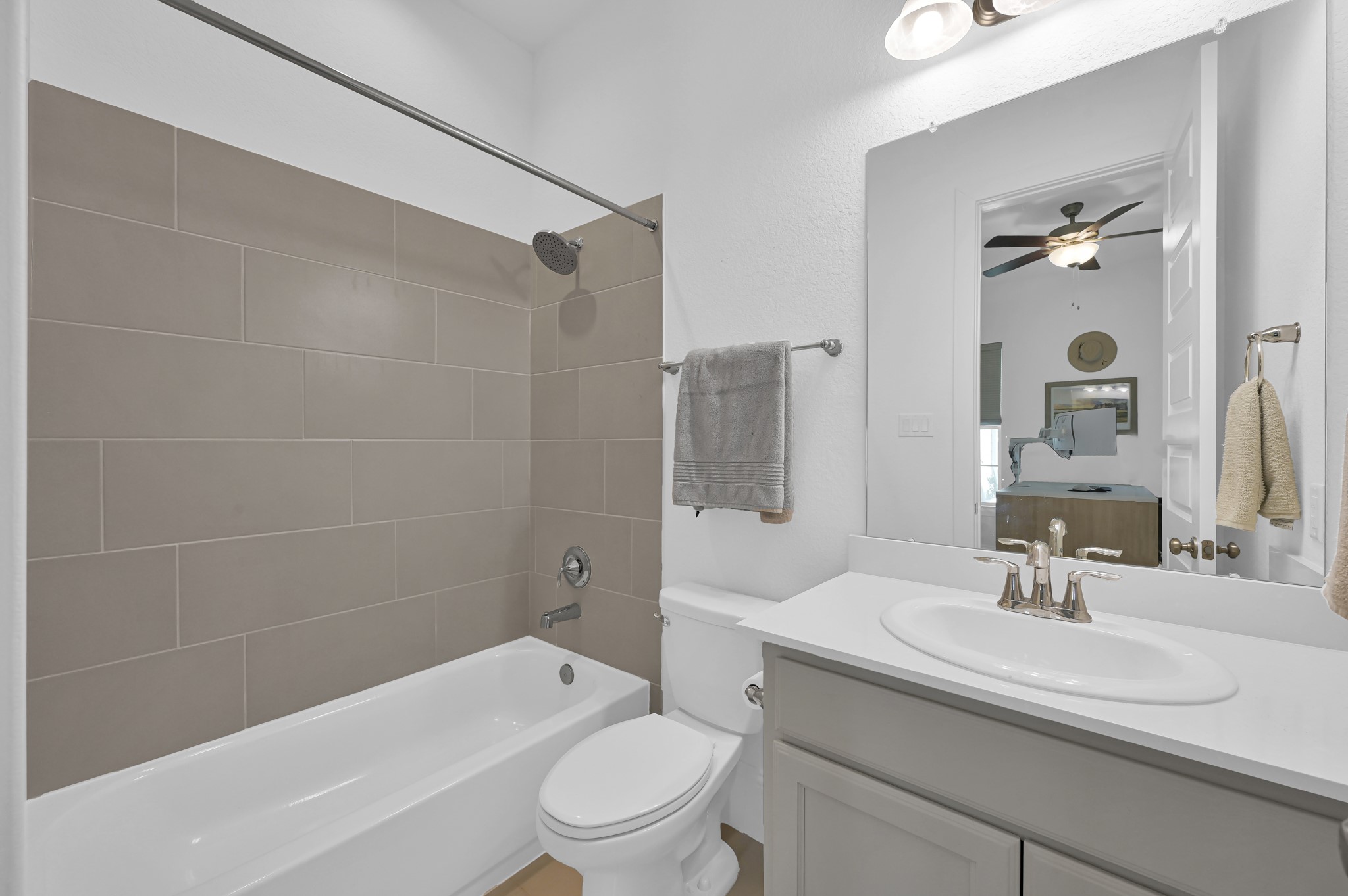 2333 Goldenglade Drive Conroe, TX 77384 - Photo 24 of 45 Full bath located in downstairs secondary bedroom