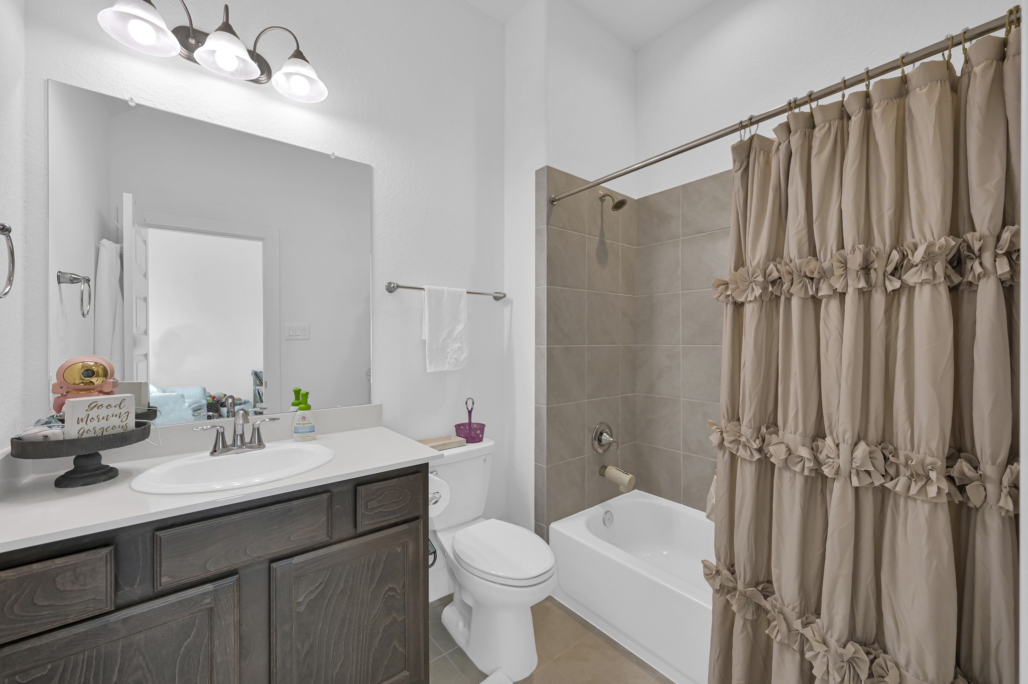 2333 Goldenglade Drive Conroe, TX 77384 - Photo 28 of 45 Full en-suite bathroom located in secondary bedroom #2