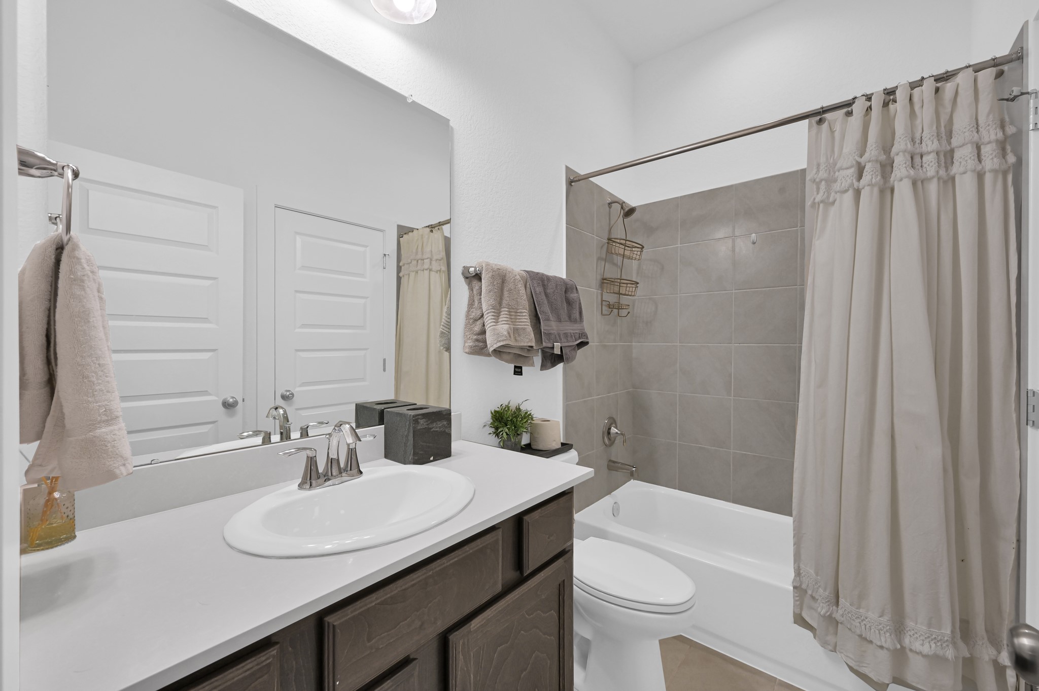 2333 Goldenglade Drive Conroe, TX 77384 - Photo 31 of 45 Another full bathroom located off upstairs hallway between secondary bedroom #3 and game room