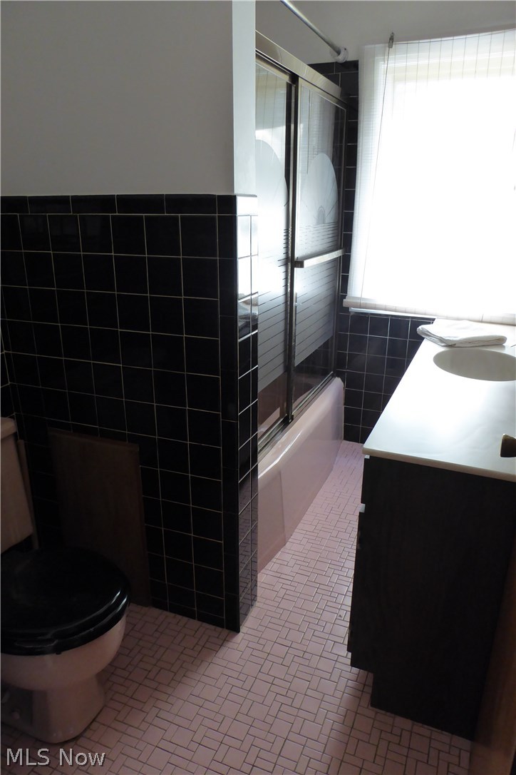 12964 Sperry Road Chesterland, OH 44026 - Photo 16 of 23 Full Hall Bath, Black and Pink Ceramic, Tub/Shower, Large Vanity - Very Retro!