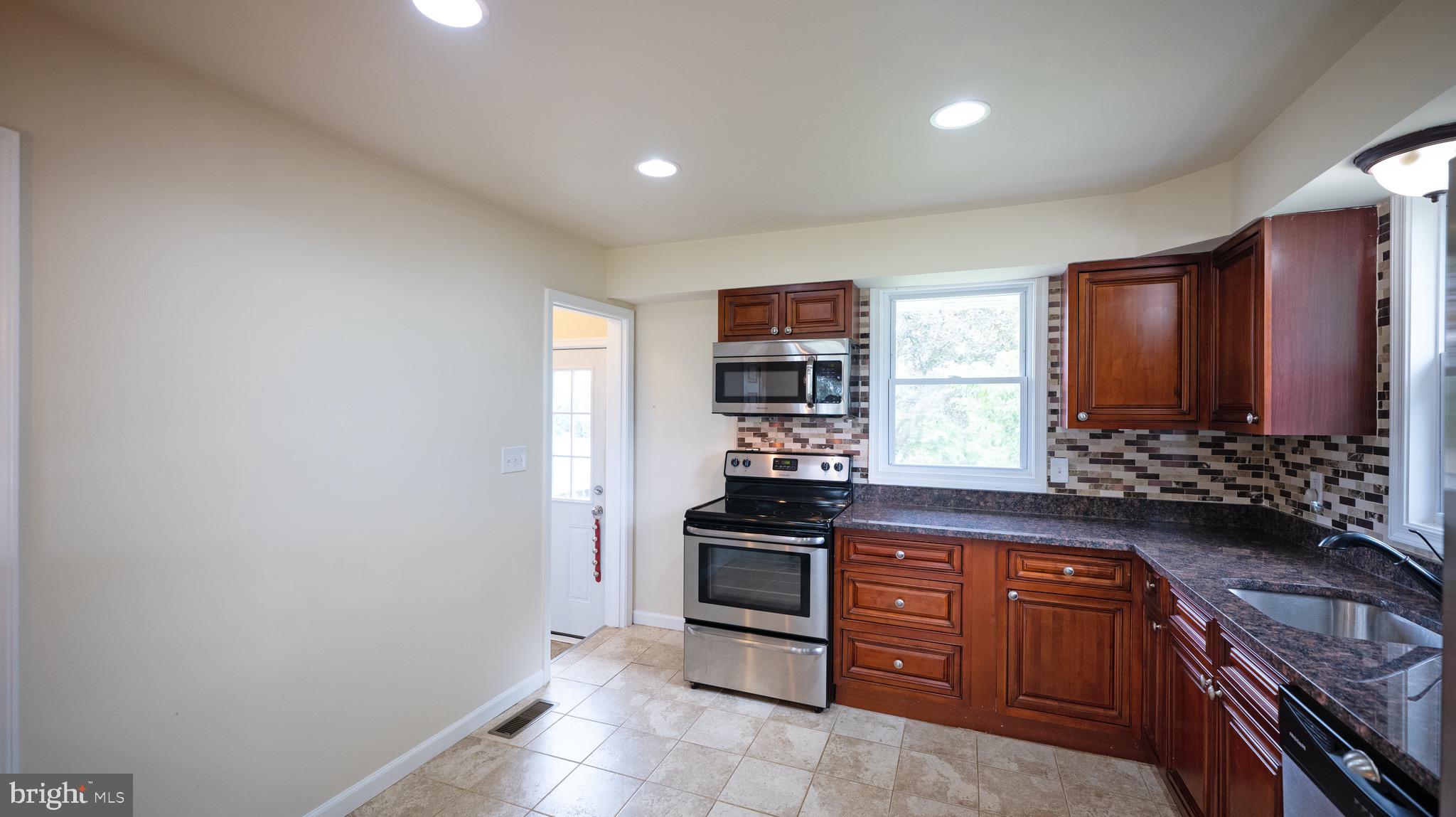 23212 Ridge Road Germantown, MD 20876 - Photo 7 of 25 Space for a table