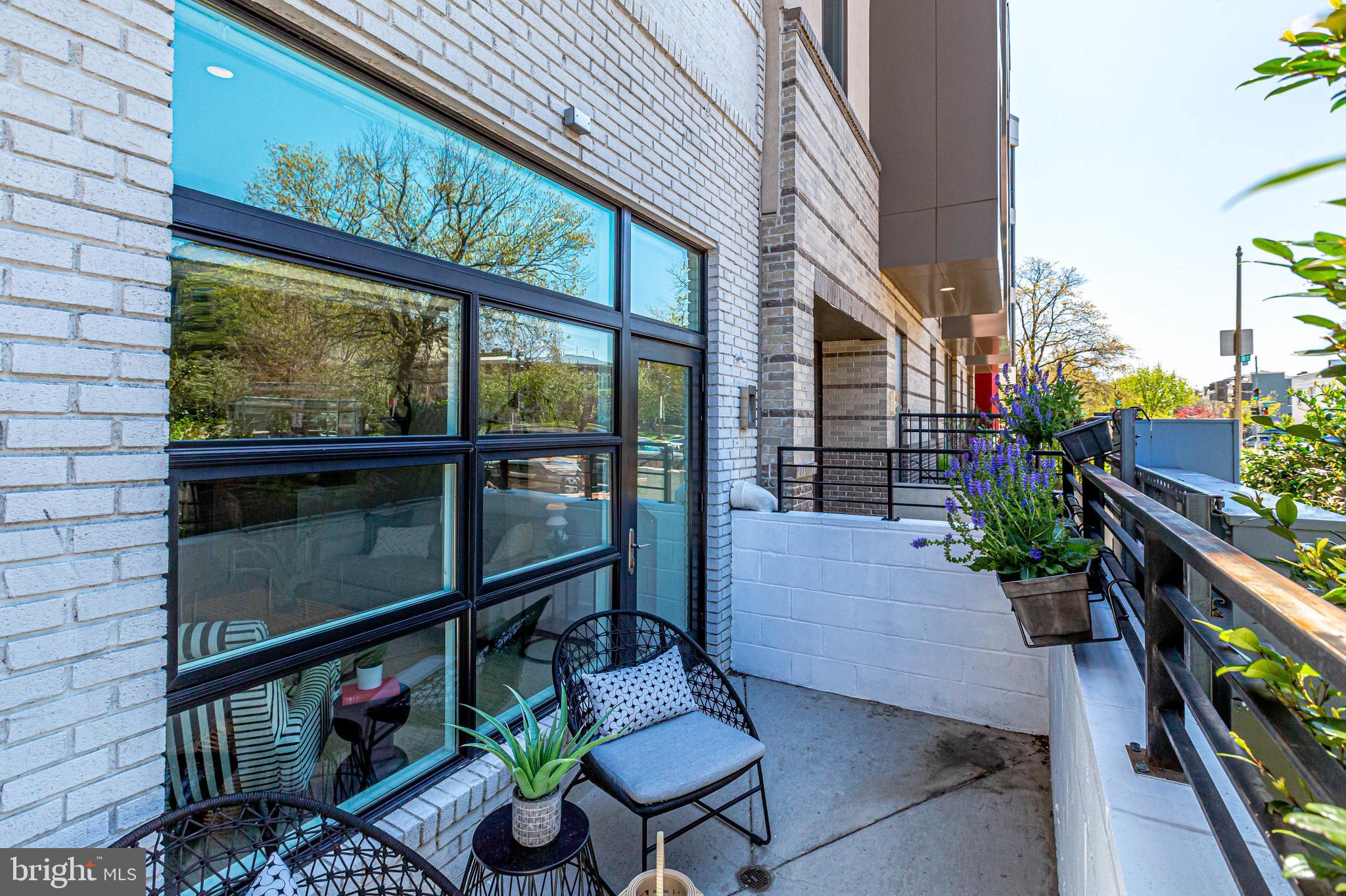 11' ceiling + dramatic glass wall to PRIVATE patio