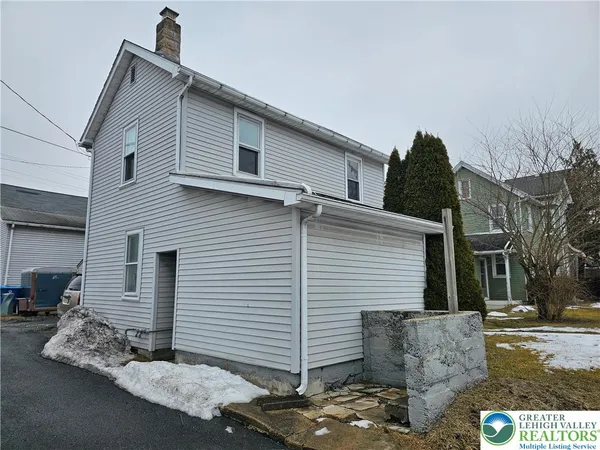 a view of backyard of the house