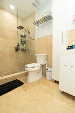 a bathroom with a toilet and a shower