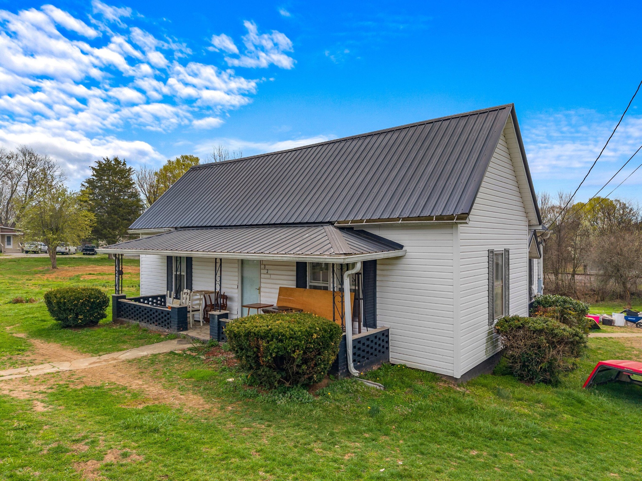 1023 Hunter Road Talbott, TN 37877 - Photo 2 of 17 a front view of a house with garden