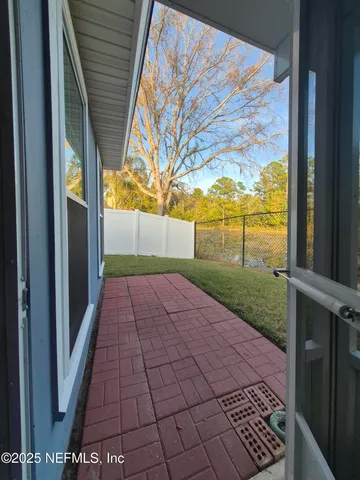 a view of a backyard