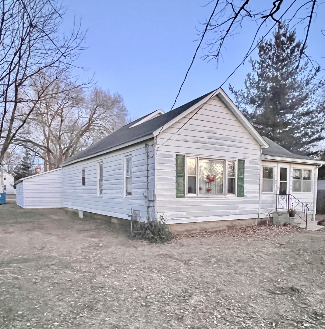 925 8th Street Erie, IL 61250 - Photo 1 of 15