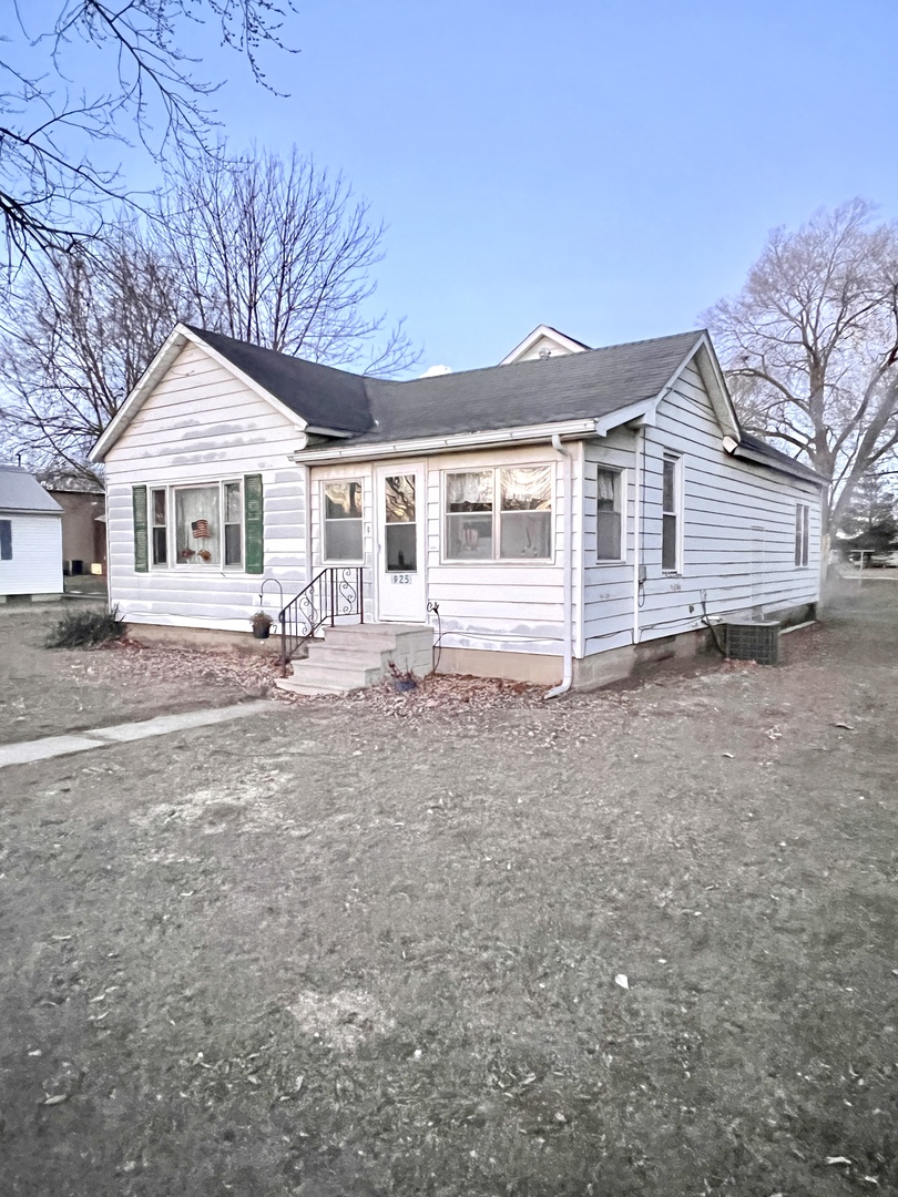 925 8th Street Erie, IL 61250 - Photo 3 of 15