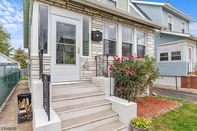 a view of the entrance of the house