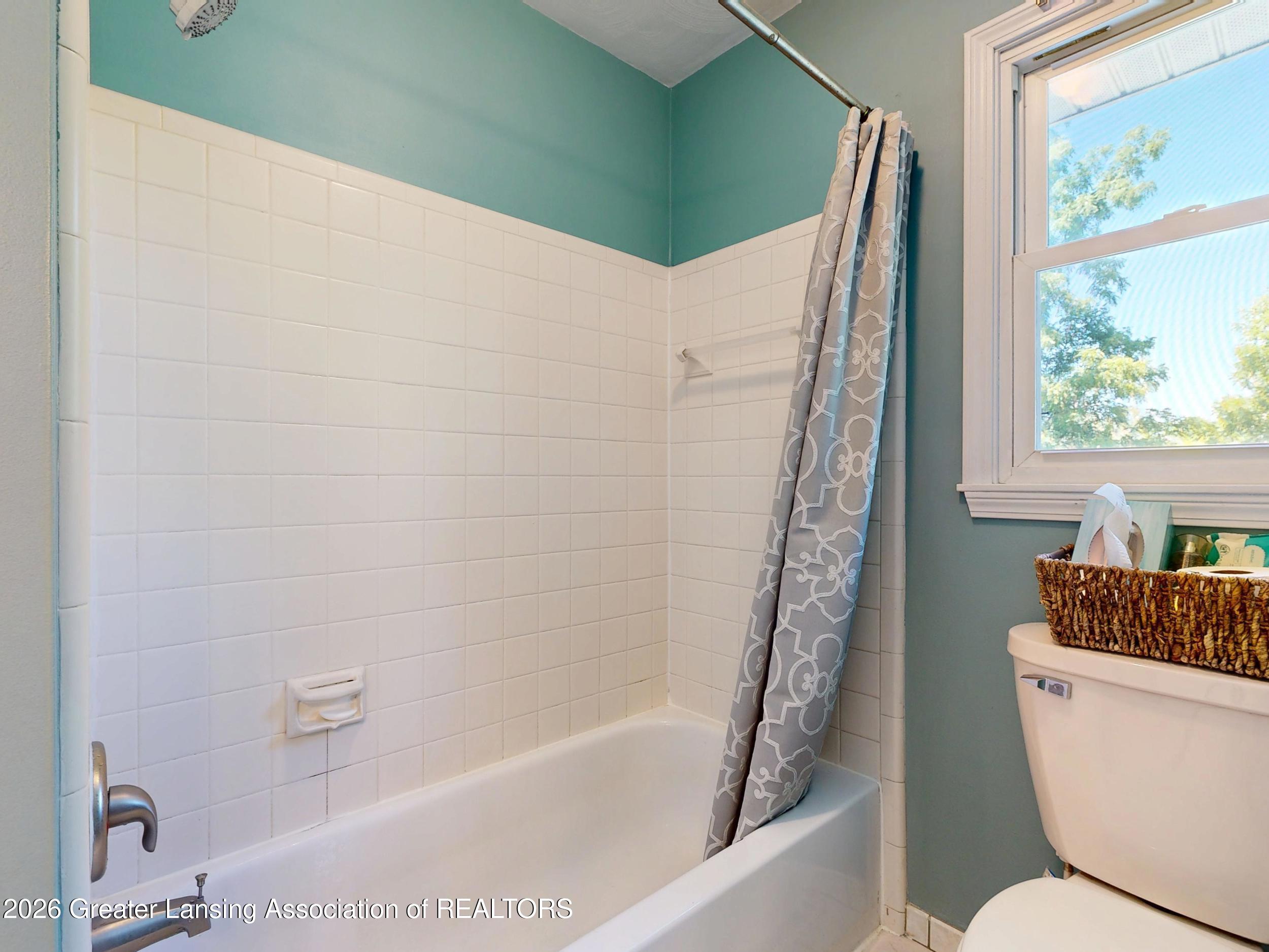 916 South Canal Road Lansing, MI 48917 - Photo 25 of 62 Hall Bath Tub Shower
