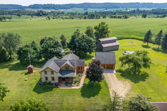 $630,000 | E9275 Prairie Road, Prairie du Sac, WI 53578