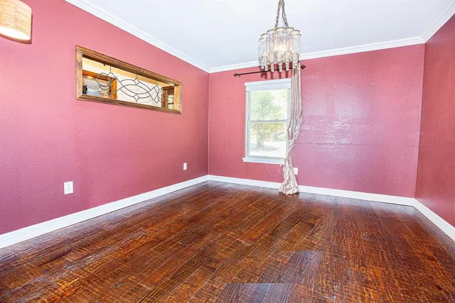 a view of empty room with window