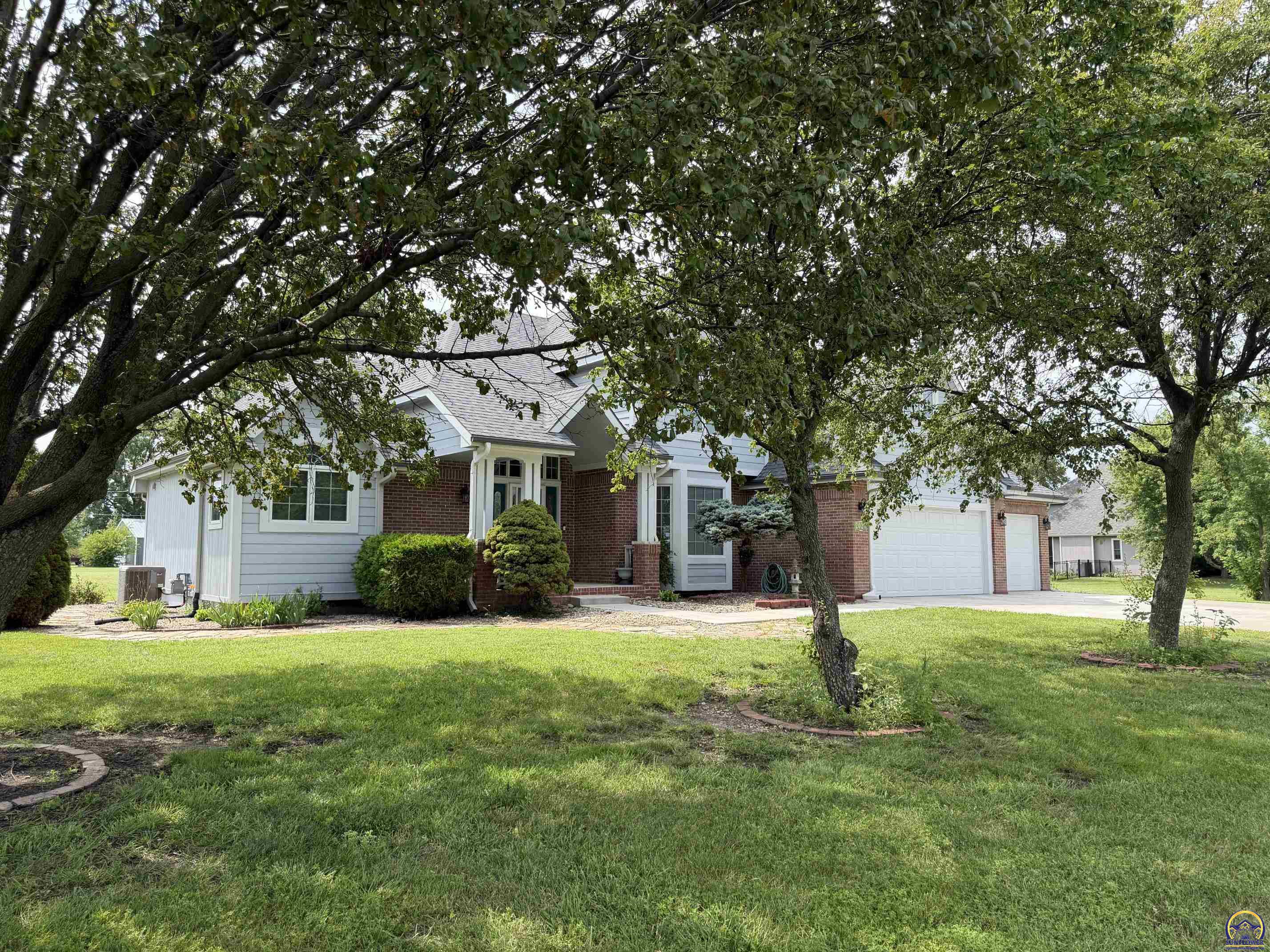 2027 Southwest West Trail Road Topeka, KS 66615 - Photo 2 of 56