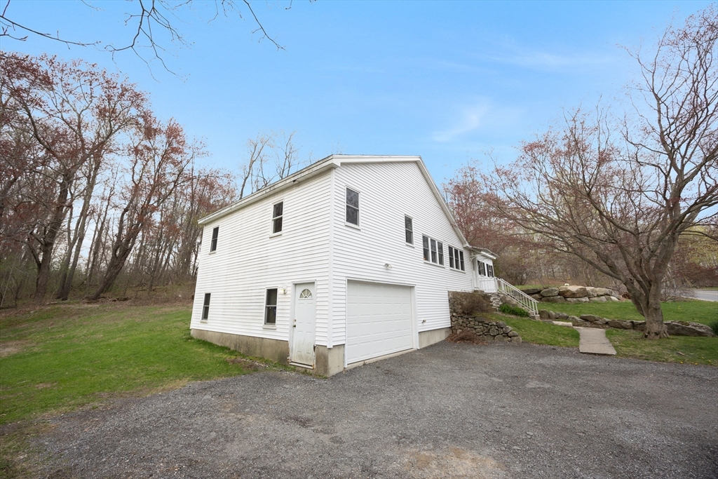 580 Howe Street Methuen, MA 01844 - Photo 3 of 15 Gallery Image 3