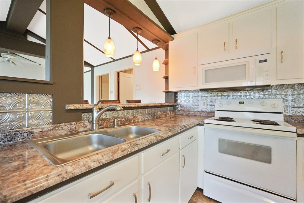 580 Howe Street Methuen, MA 01844 - Photo 5 of 15 Gallery Image 5