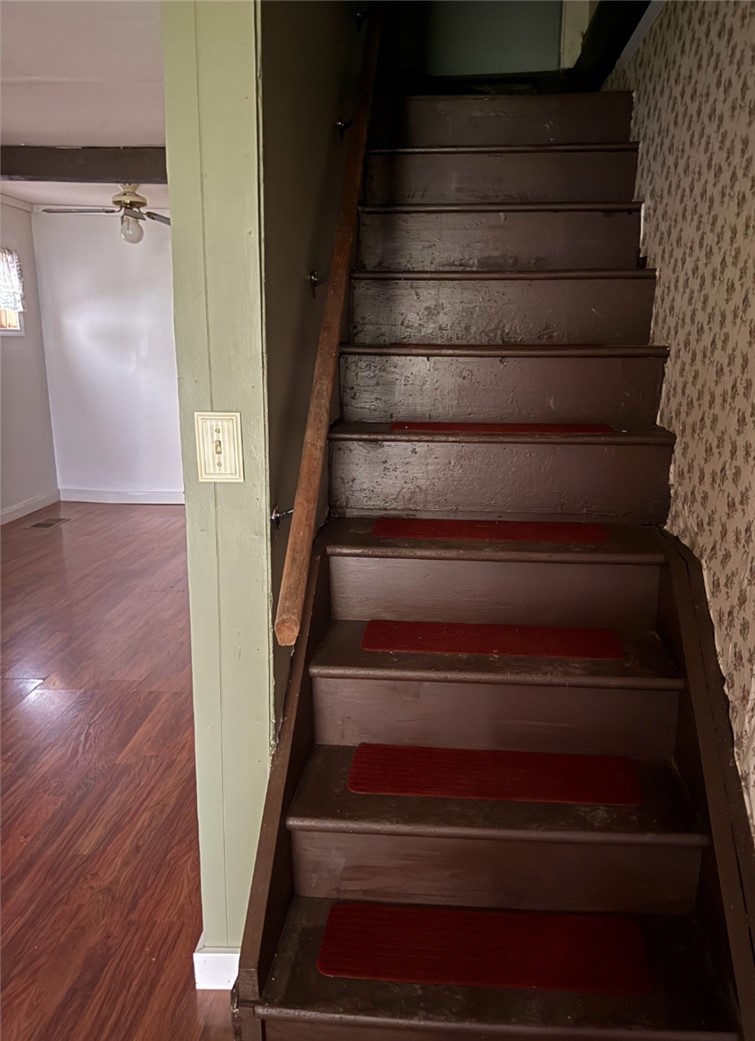 12629 Presbyterian Road Ridgeway, NY 14479 - Photo 17 of 29 front entrance to stairway