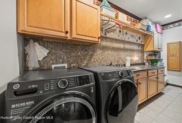 a view of a house with backyard