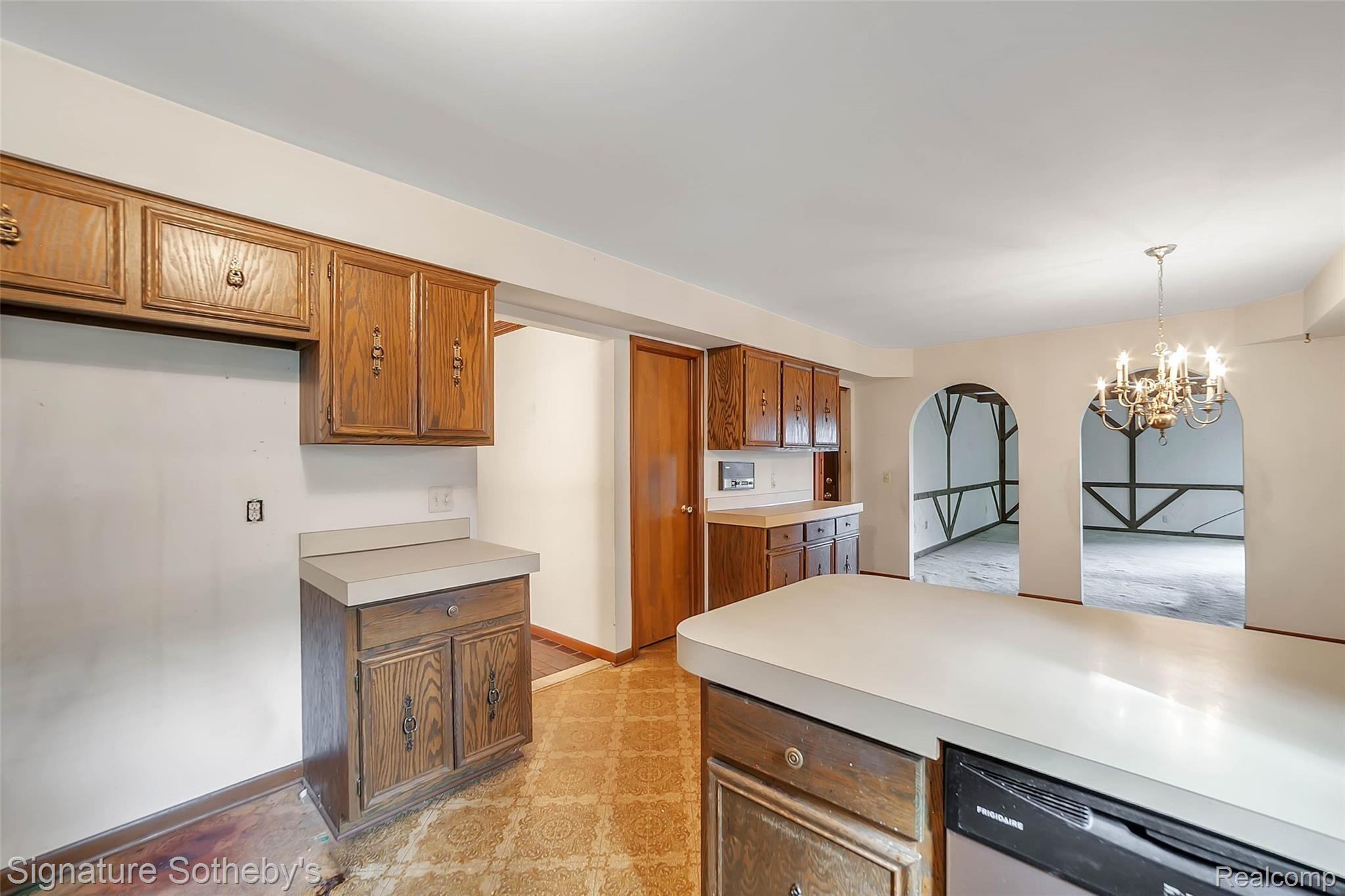 972 Homestead Court Rochester, MI 48309 - Photo 14 of 53 937A56BB-6F66-4738-ABA8-1F6432A41E99.jpeg