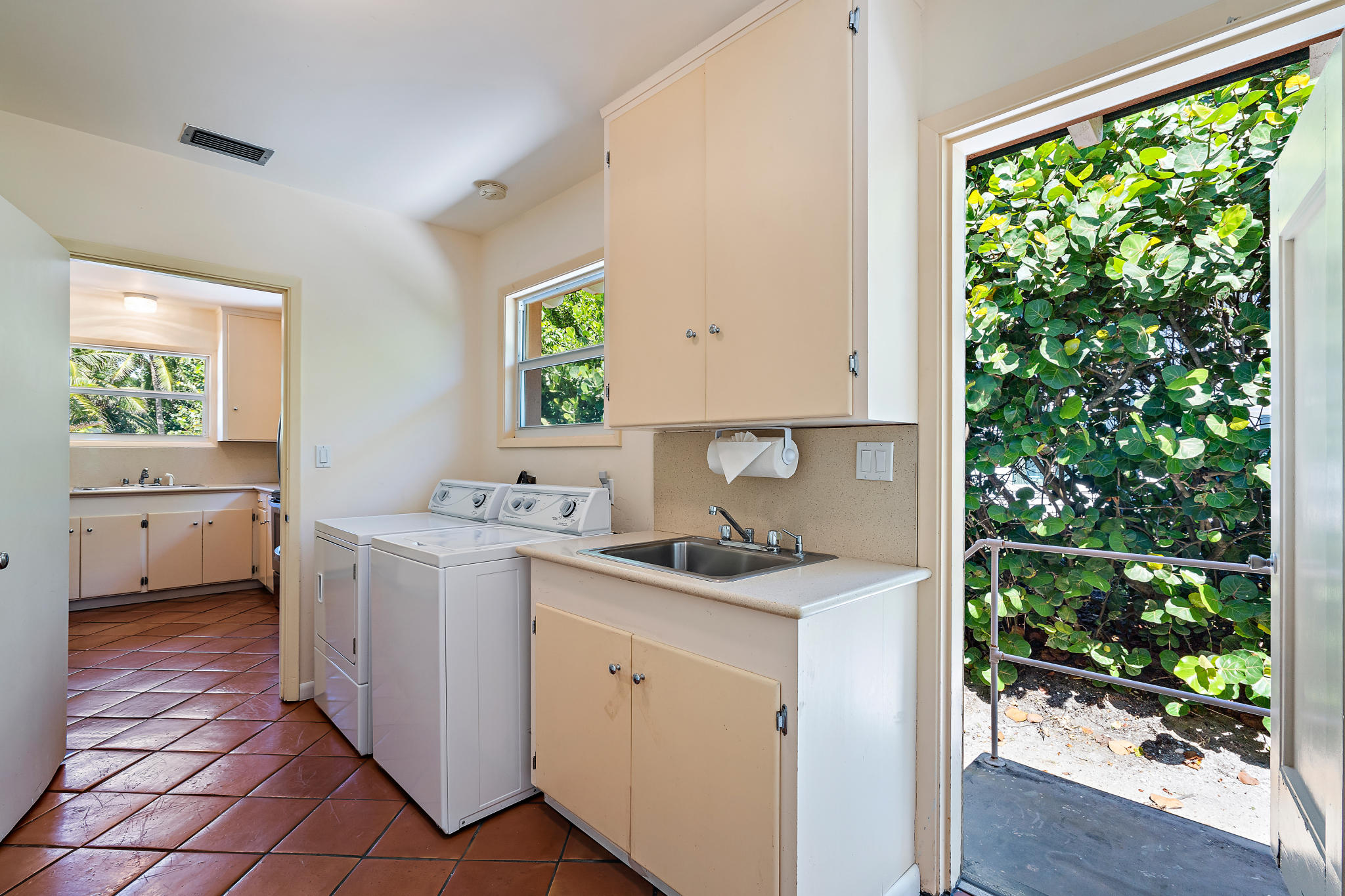 55 North Beach Road Hobe Sound, FL 33455 - Photo 28 of 64 butlers pantry