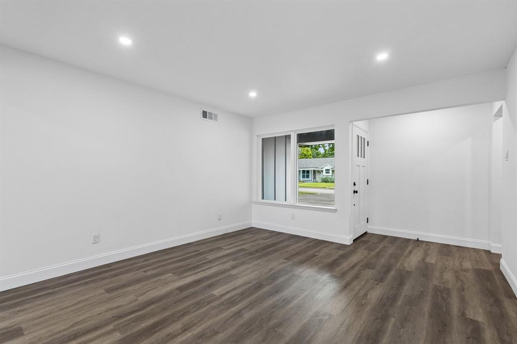 8711 Hackney Lane Dallas, TX 75238 - Photo 10 of 39 Gallery Image 10