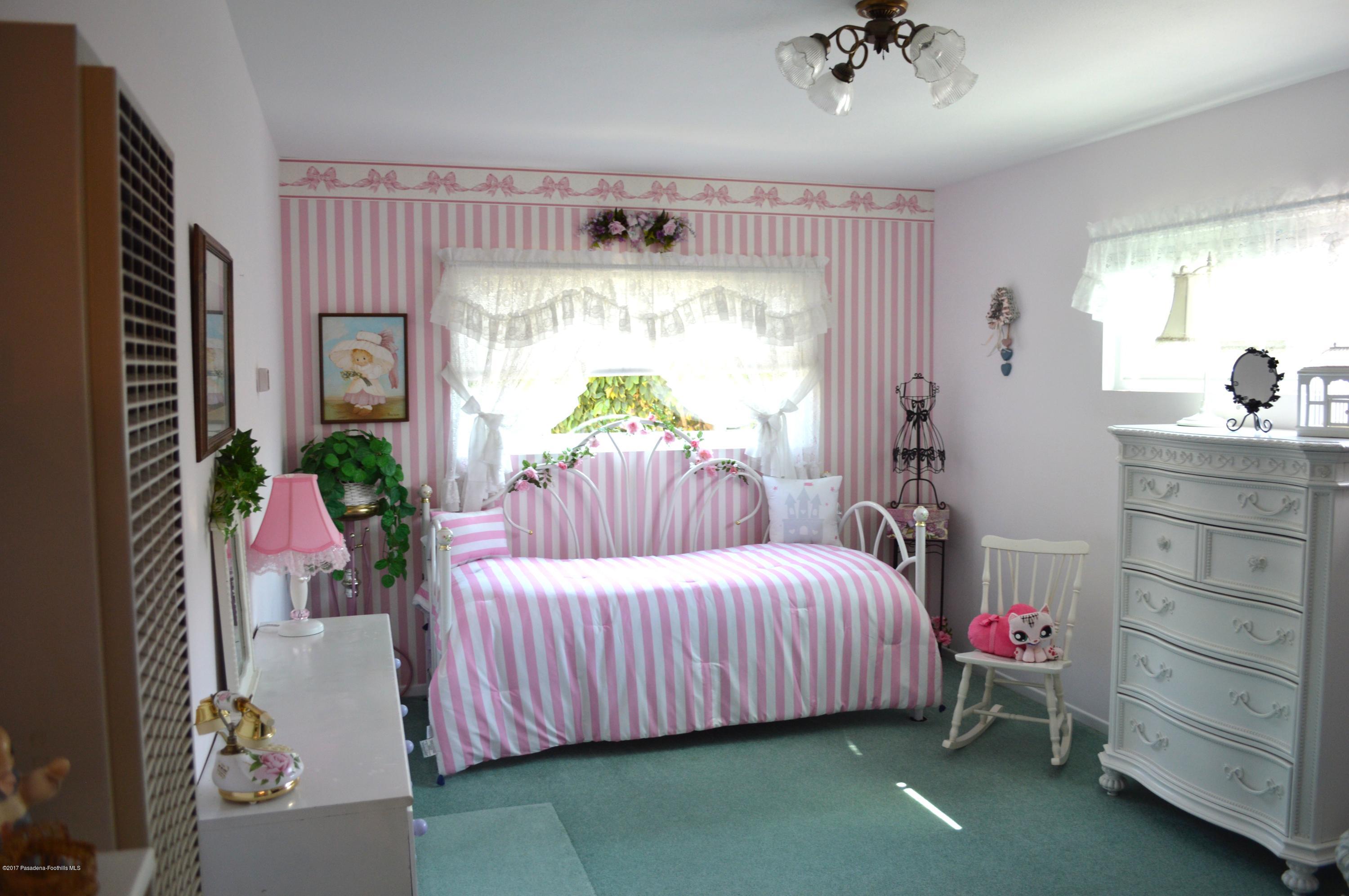 7613 Machrea Street Tujunga, CA 91042 - Photo 4 of 13 03