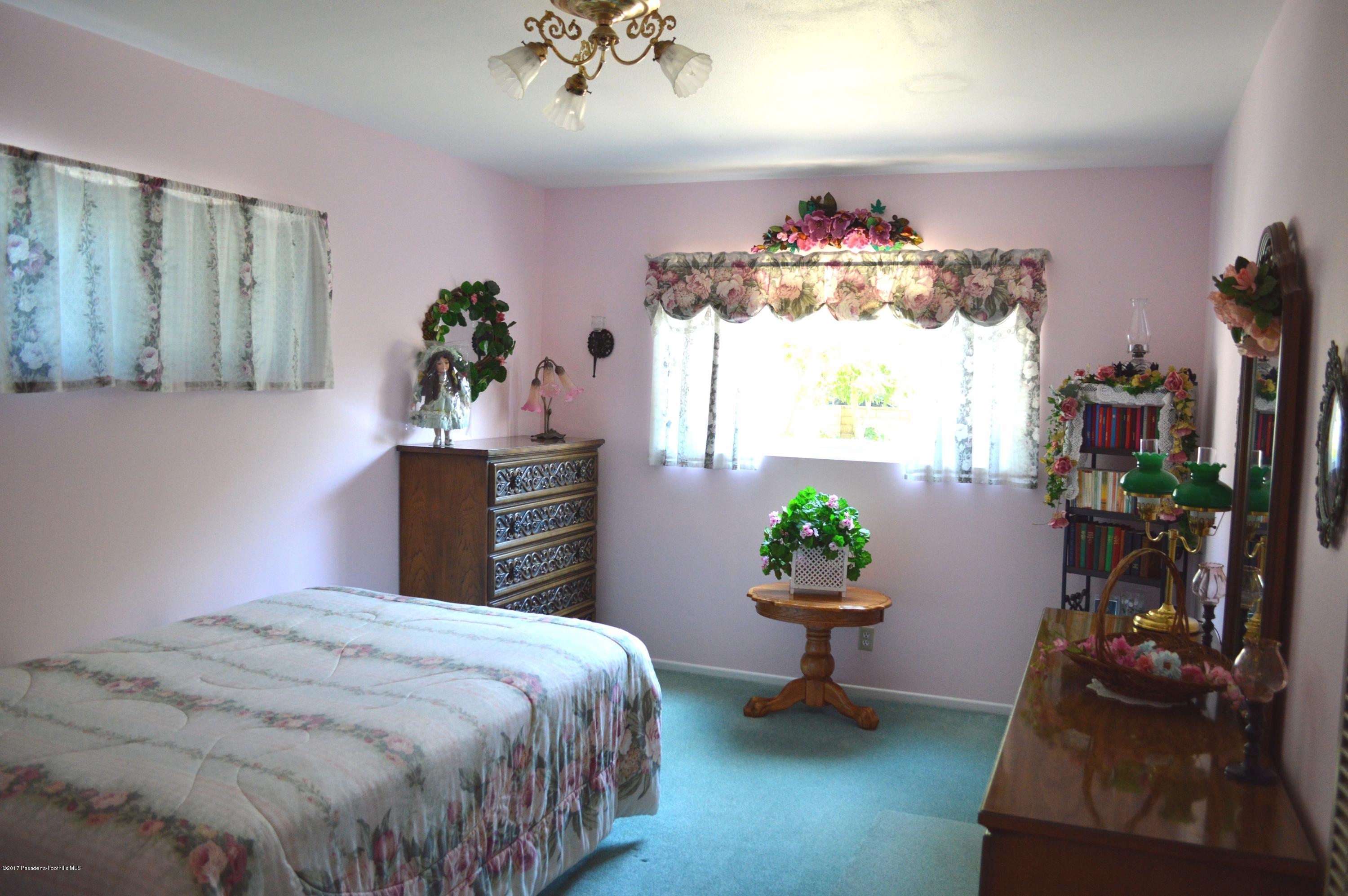 7613 Machrea Street Tujunga, CA 91042 - Photo 5 of 13 04