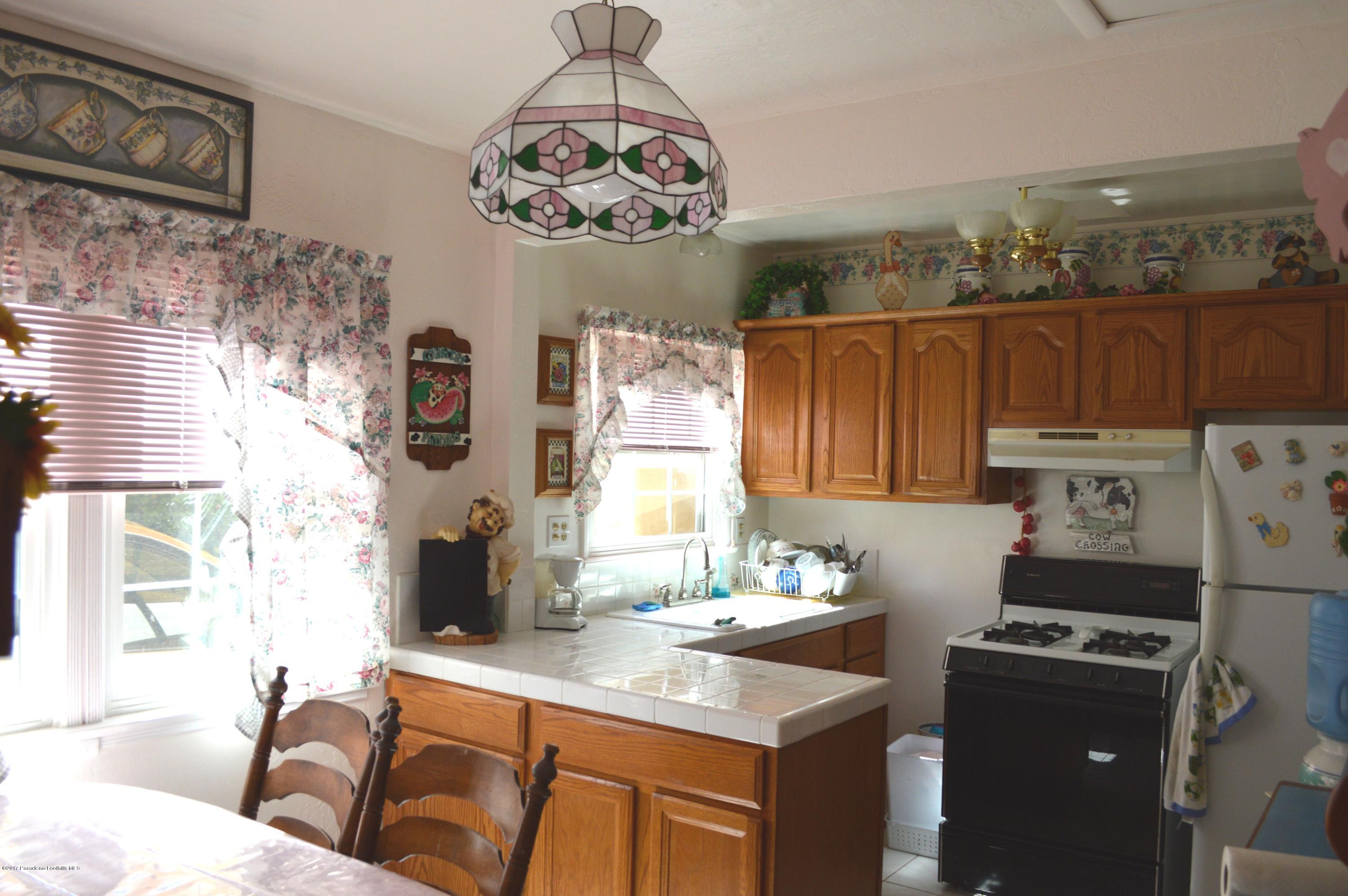 7613 Machrea Street Tujunga, CA 91042 - Photo 6 of 13 05