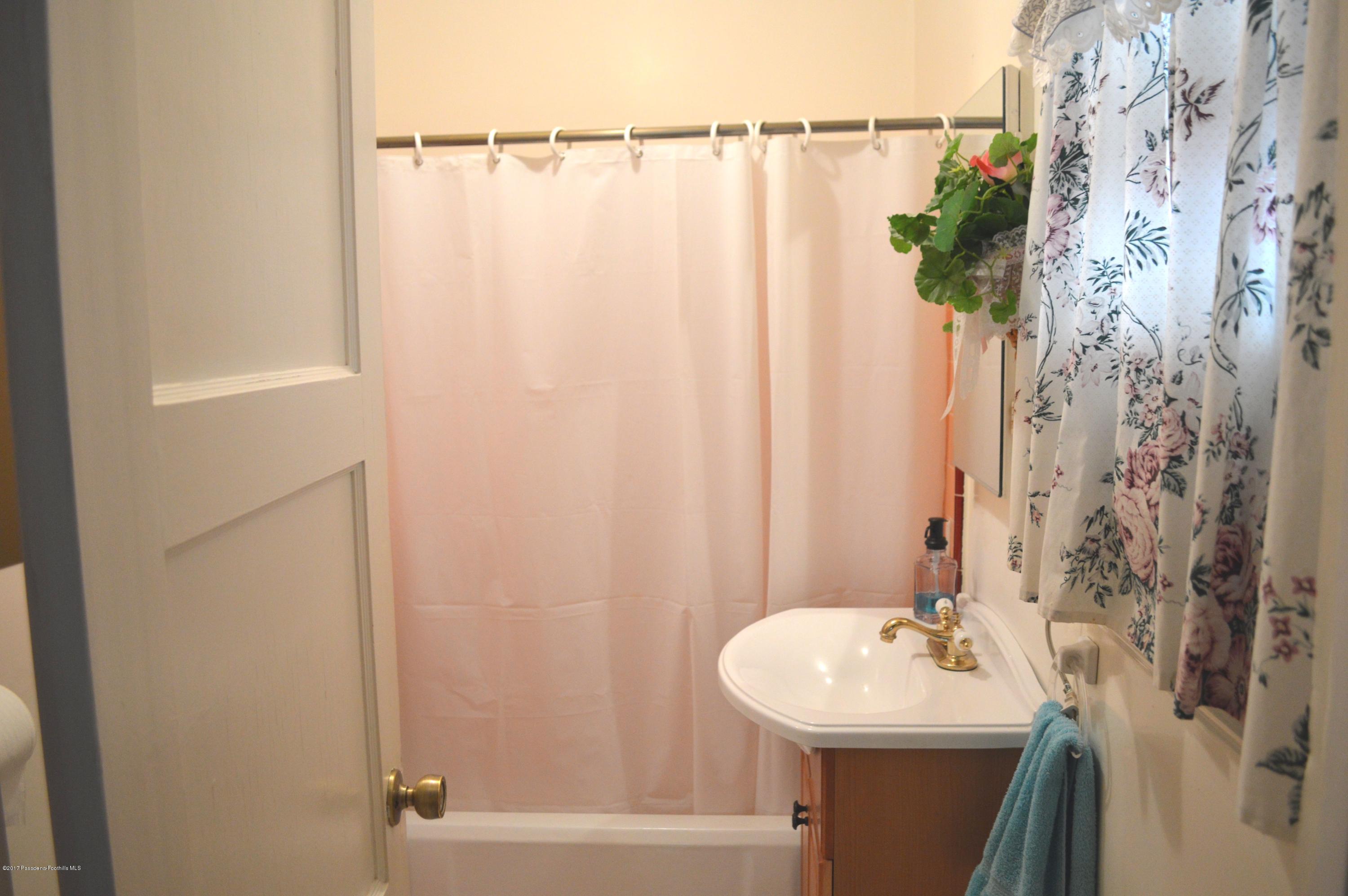 7613 Machrea Street Tujunga, CA 91042 - Photo 9 of 13 08