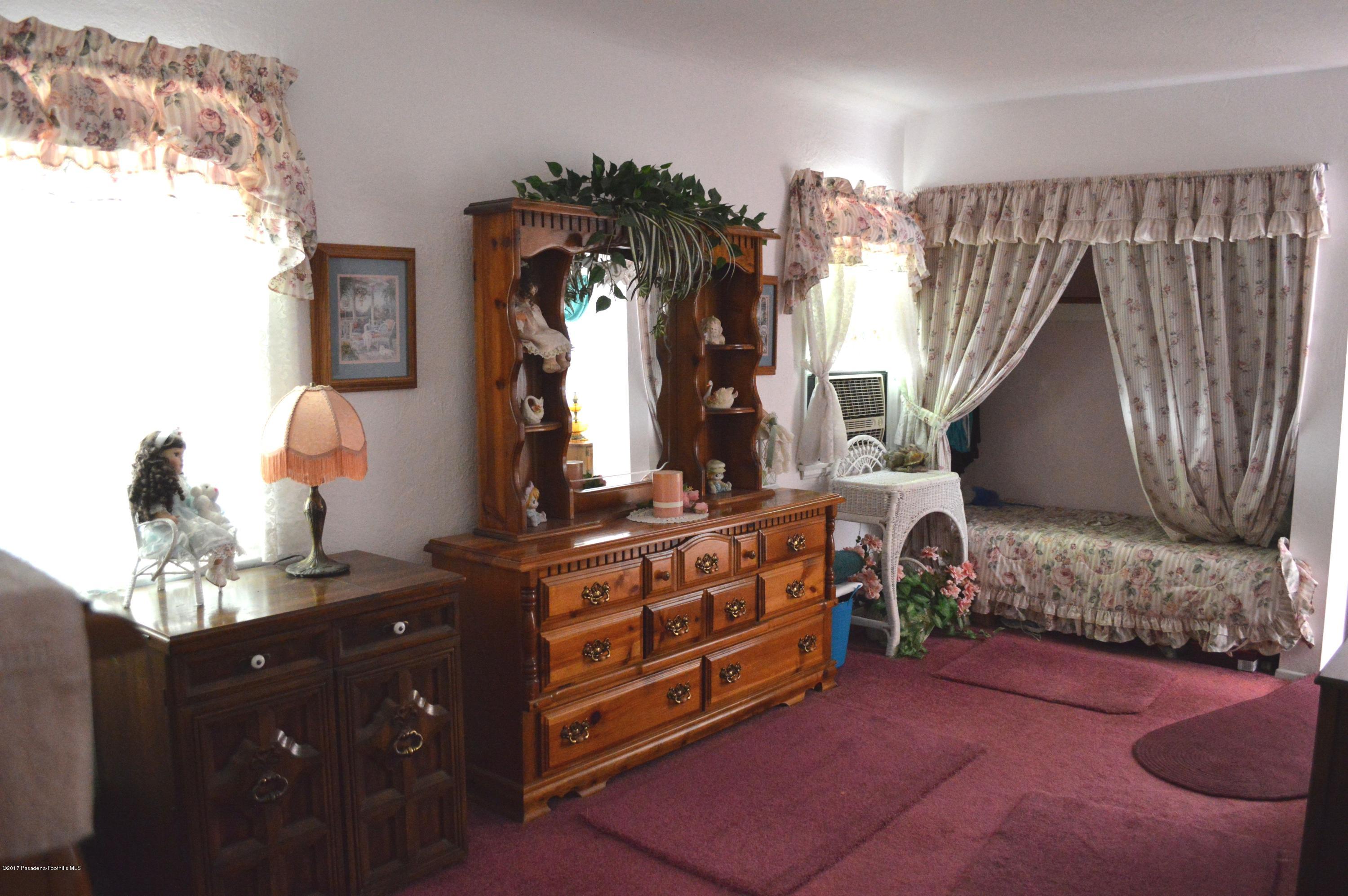 7613 Machrea Street Tujunga, CA 91042 - Photo 10 of 13 09