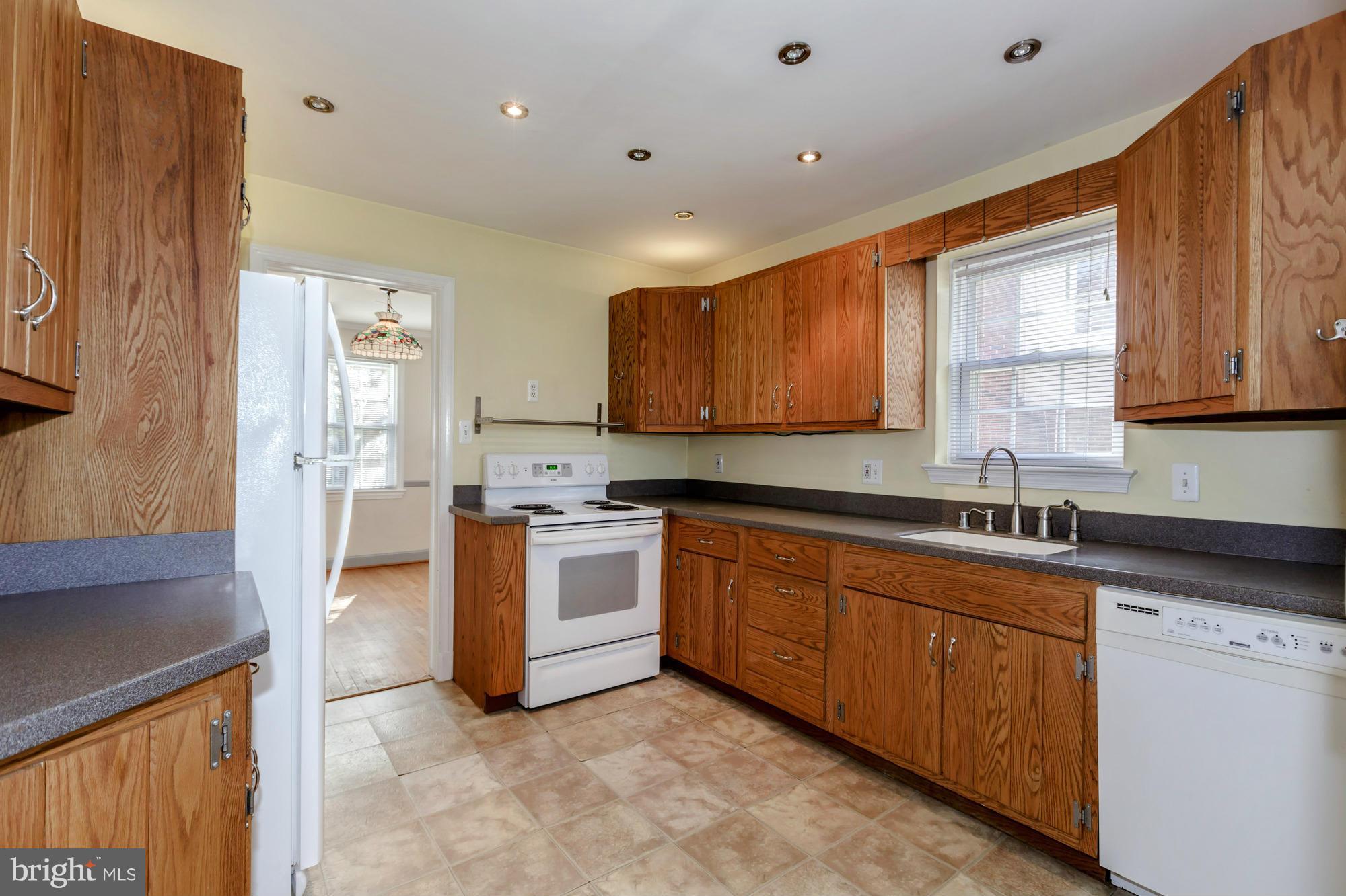5910 Grayson Street Springfield, VA 22150 - Photo 12 of 30 Kitchen