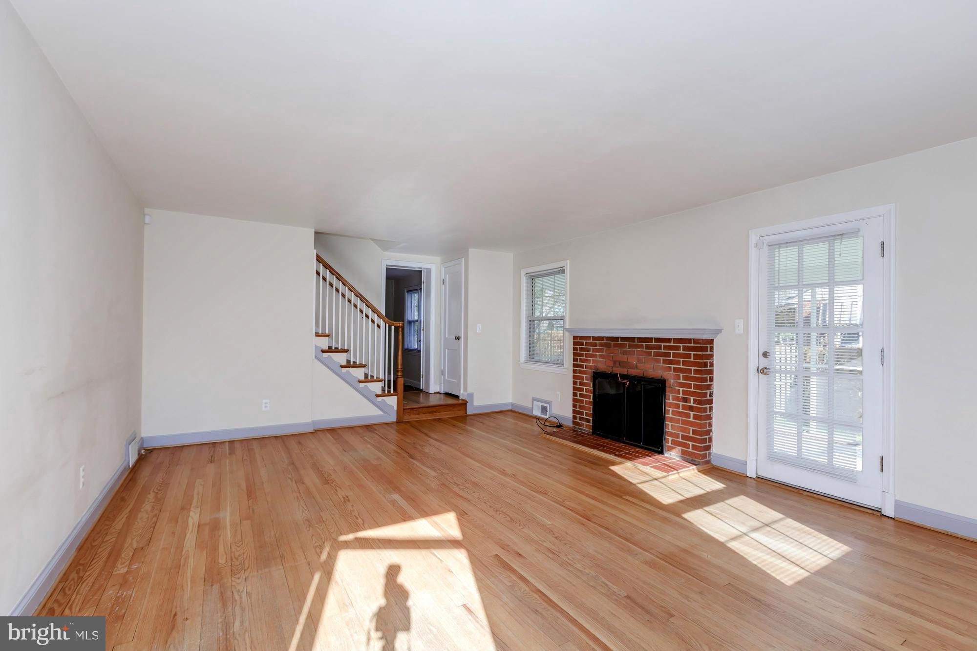 5910 Grayson Street Springfield, VA 22150 - Photo 5 of 30 Living Room