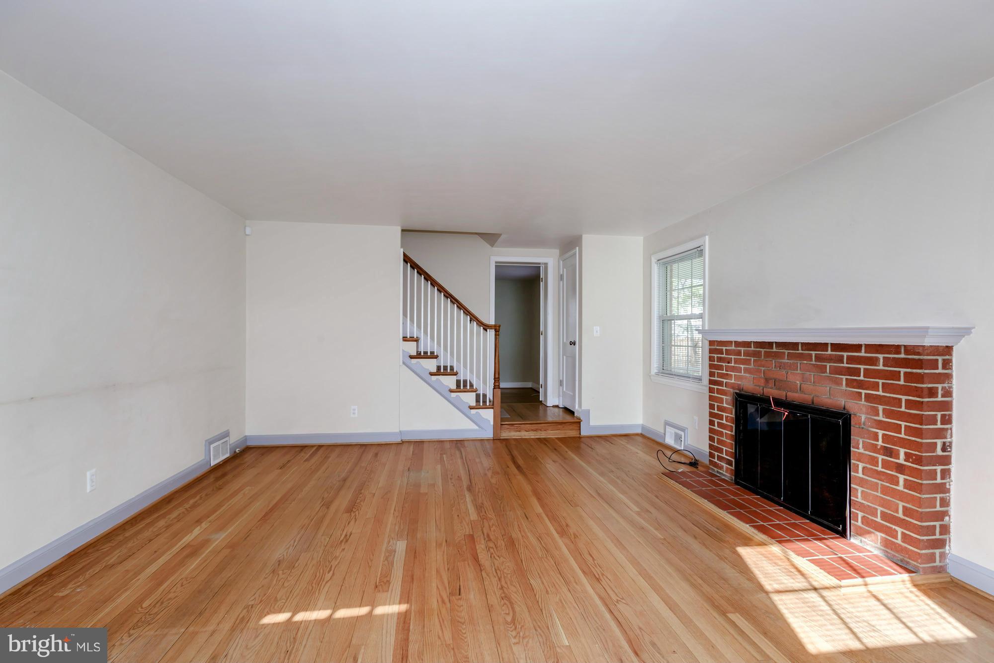 5910 Grayson Street Springfield, VA 22150 - Photo 6 of 30 Living Room