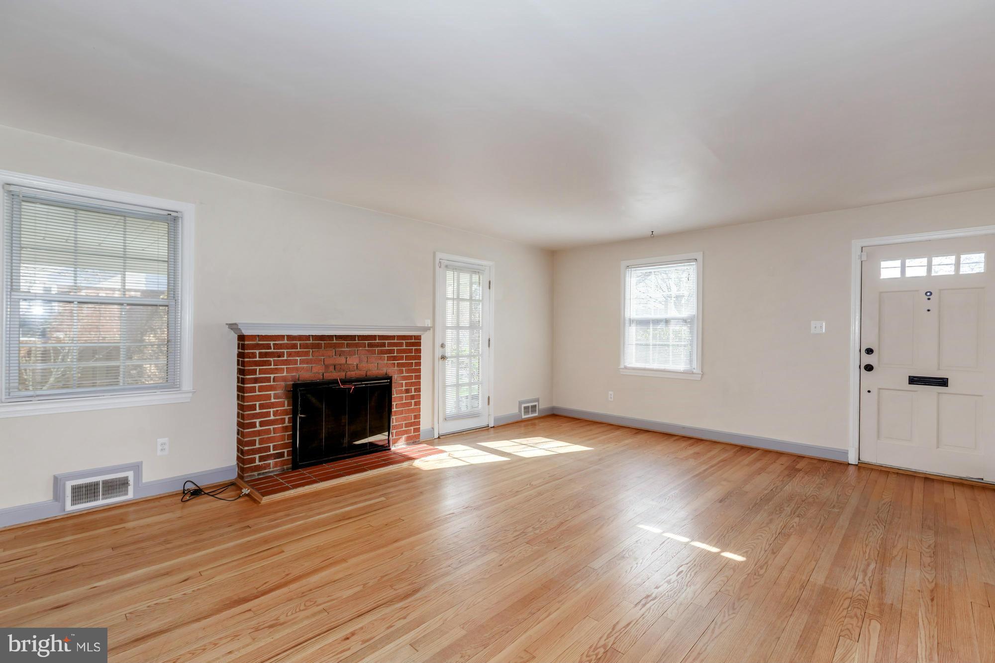 5910 Grayson Street Springfield, VA 22150 - Photo 7 of 30 Living Room