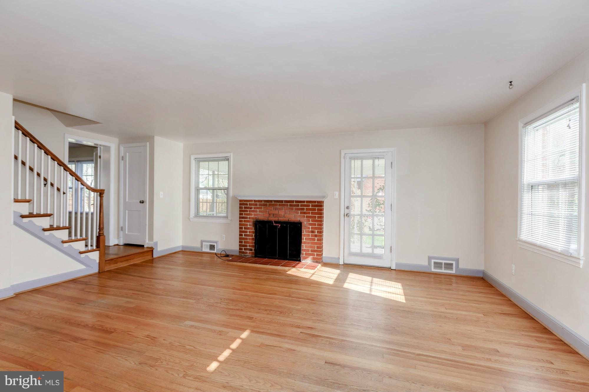 5910 Grayson Street Springfield, VA 22150 - Photo 8 of 30 Living Room