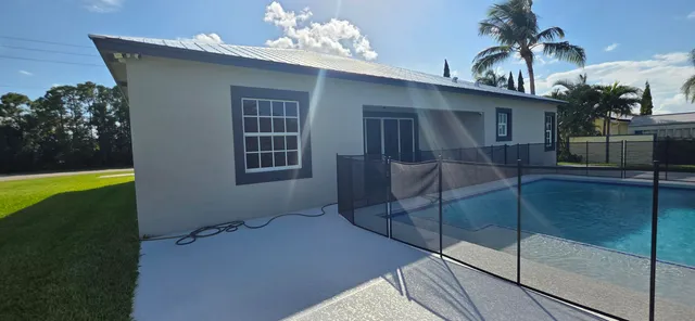 a view of a back yard