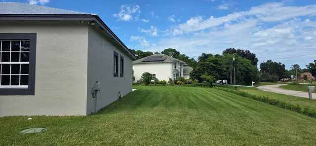 a house view with garden space and backyard